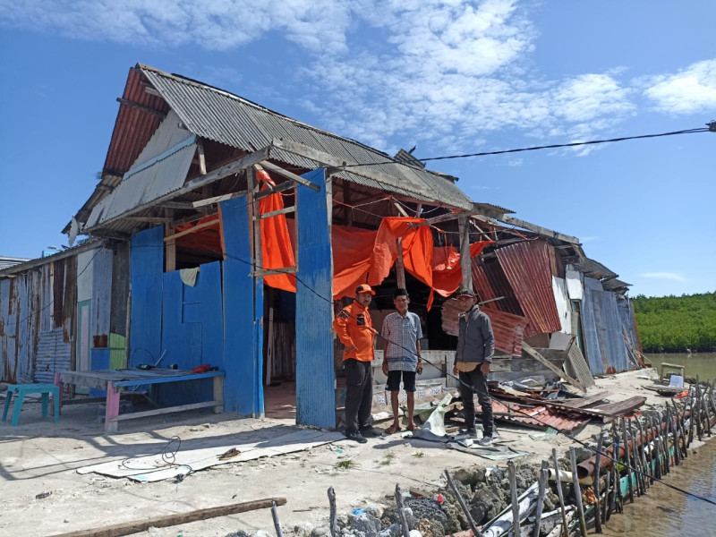 Tim BPBD Kabupaten Takalar melakukan asesmen rumah warga yang rusak diterjang angin puting beliung pada Minggu (12/2).