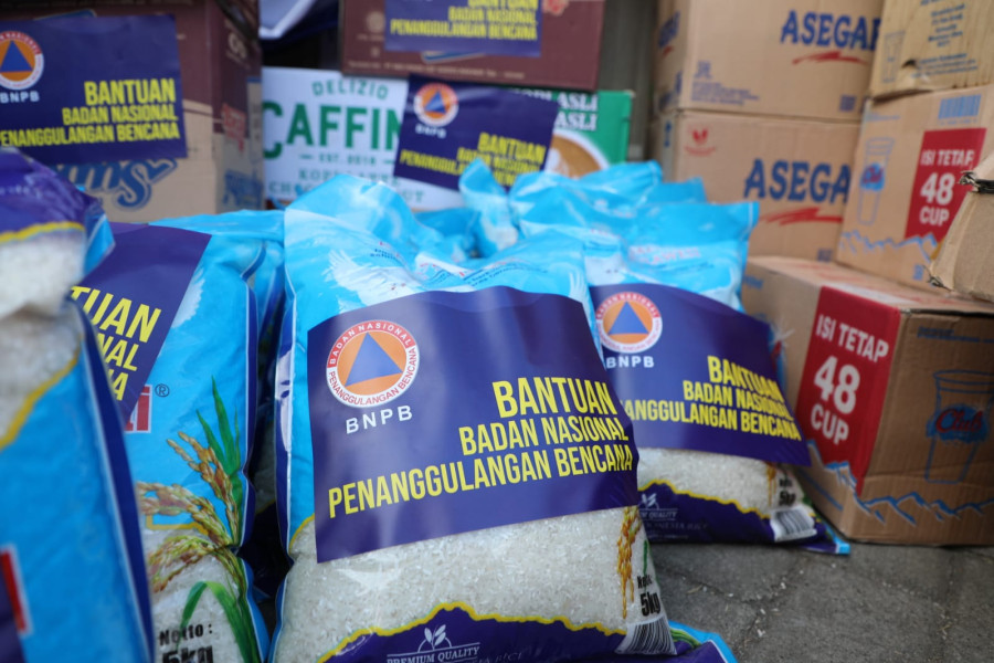 Bantuan sosial dari BNPB untuk warga terdampak abrasi pantai di Kab. Minahasa Selatan, Prov. Sulawesi Utara, Jumat (17/6).