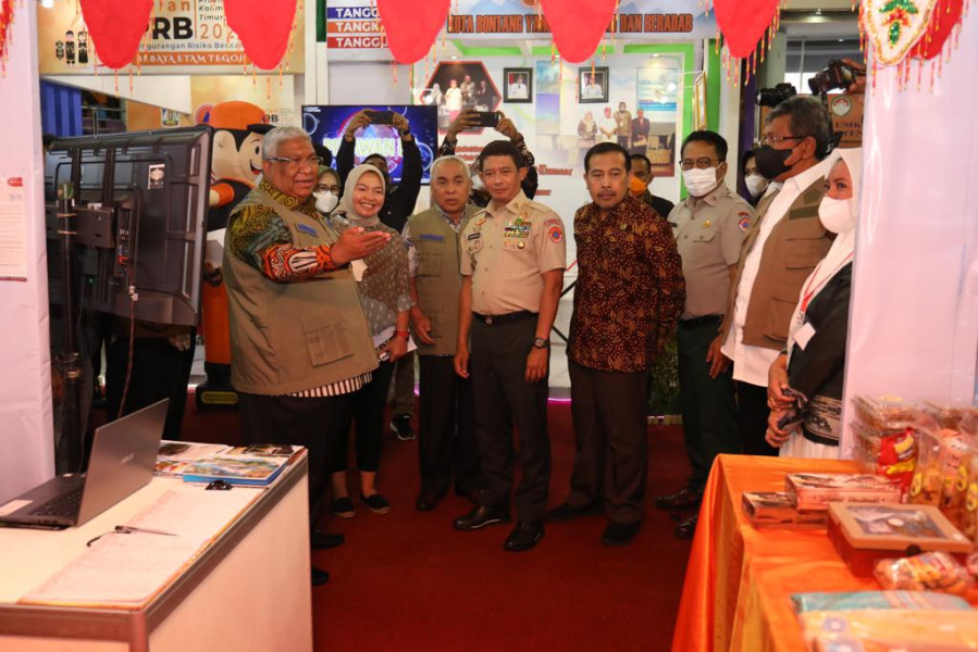 Kepala BNPB Letjen TNI Suharyanto (tengah) meninjau lokasi pameran kebencanaan di BSCC Dome, Balikpapan, Kalimantan Timur, Jumat (14/10).