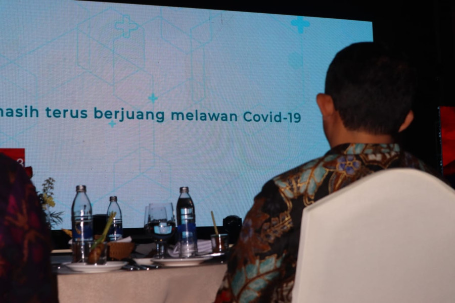 Kepala BNPB yang juga menjabat Ketua Satgas Covid-19 menyaksikan video dokumenter penanganan Covid-19 pada Malam Anugerah Kemanusiaan dalam Penanganan Covid-19 di Nusa Dua, Bali, Kamis (17/11).