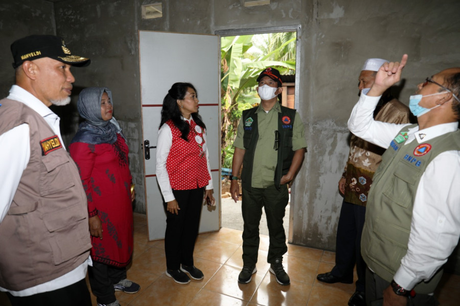 Kepala BNPB Letjen TNI Suharyanto, S.Sos., M.M., (tengah memakai rompi hijau) meninjau perkembangan pembangunan hunian tetap bagi warga terdampak gempabumi di Pasaman Barat, Sumatera Barat, Minggu (16/10).