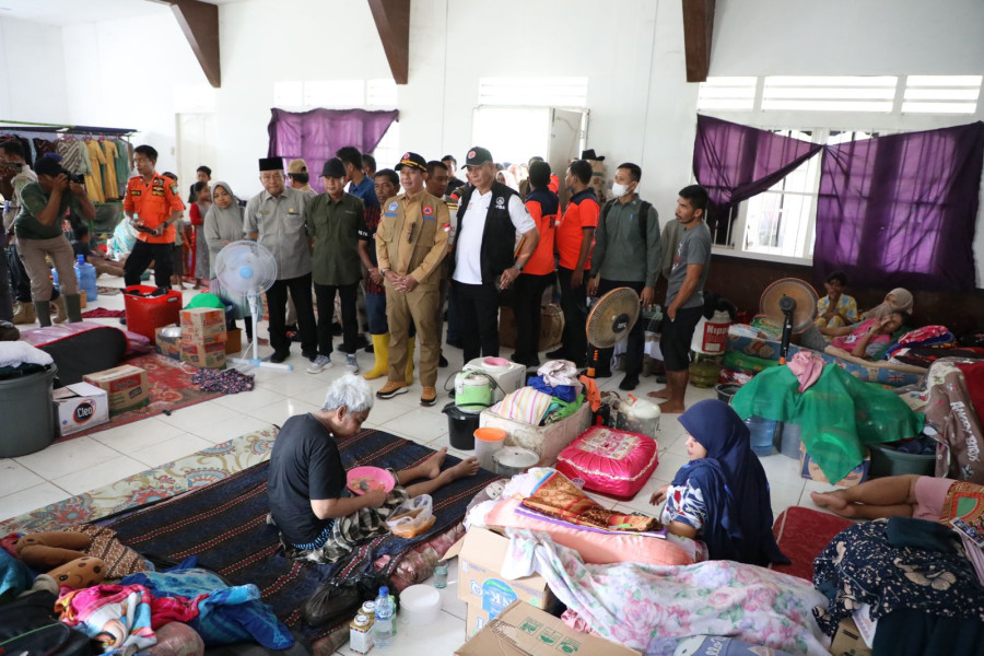 Kepala BNPB Letjen TNI Suharyanto (rompi cokelat) berinteraksi dan memberikan motivasi kepada warga yang mengungsi di Gedung Nasional, Kota Kualasimpang, Aceh Tamiang, Provinsi Aceh, Selasa (8/11).