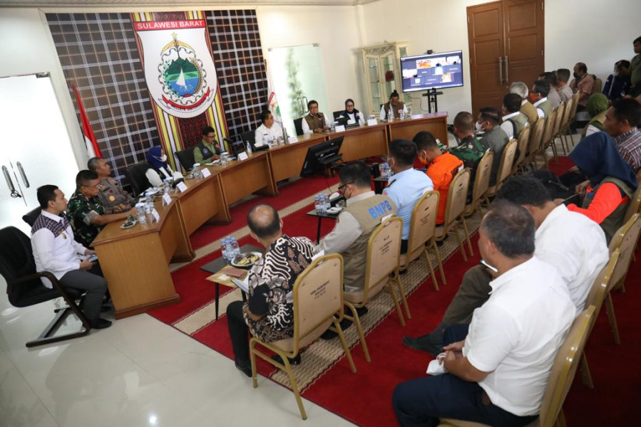 Rapat Koordinasi Penanganan Darurat Gempabumi M 5.8 Mamuju di Kantor Gubernur Prov. Sulawesi Barat, Kamis (9/6).