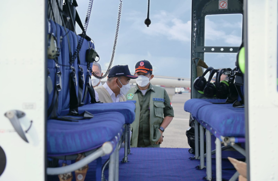 Kepala BNPB Letjen TNI Suharyanto (kanan) bersiap bertolak menuju Kabupaten Cianjur menggunakan helikopter dari Lanud Halim Perdana Kusuma, Jakarta, Selasa (22/11).