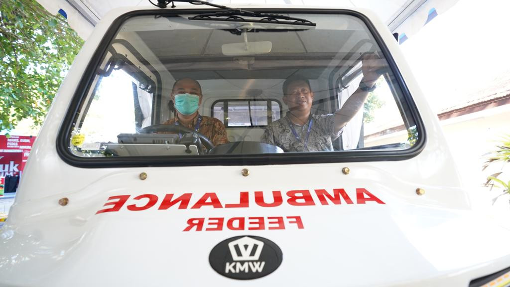 Petugas mencoba mobil AMMDes Ambulance Feeder yang tampil dalam Rumah Resiliensi Indonesia di Nusa Dua, Bali, Senin (23/5).