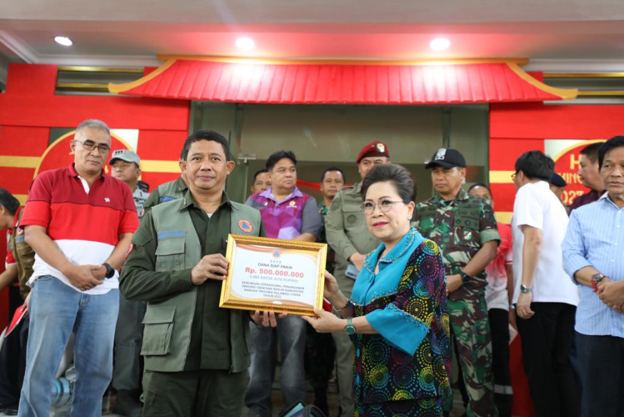 Kepala BNPB Letjen TNI Suharyanto (kiri) memberikan bantuan dana siap pakai operasional kepada Pemerintah Kabupaten Sangihe, Sabtu (28/1).