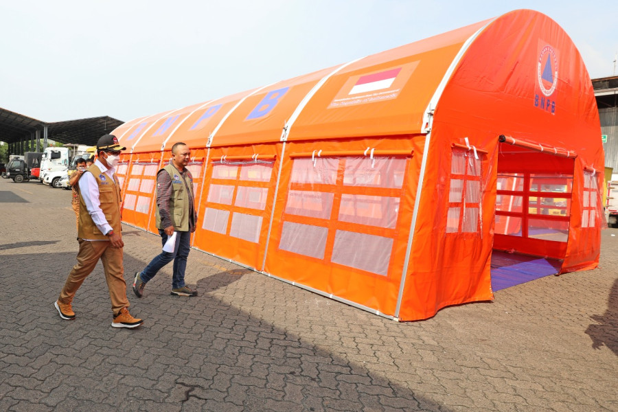 Kepala BNPB Letjen TNI Suharyanto (kiri) memeriksa tenda BNPB di depan gudang logistik dan peralatan BNPB, BRG Kelapa Gading, Jakarta Timur, Jumat (23/9).