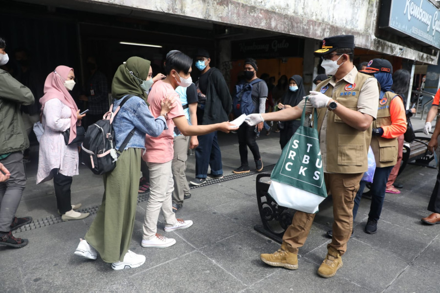 Kepala BNPB Letjen TNI Suharyanto memberikan edukasi sekaligus memberikan masker kepada wisatawan di bilangan Malioboro, Yogyakarta (27/2).