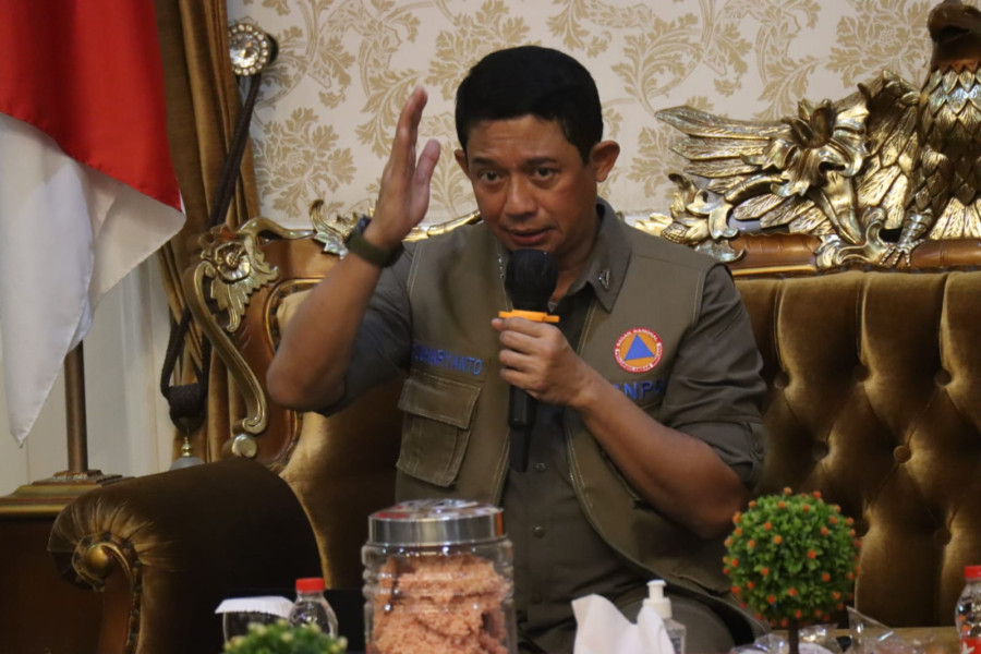 Kepala BNPB Letjen TNI Suharyanto saat memberikan arahan kepada peserta Rapat Koordinasi yang dihelat di Pendopo Bupati Cianjur, Jawa Barat pada Selasa (31/1).