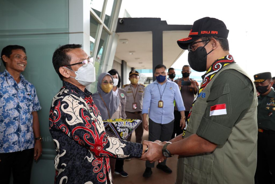 Ketua Satgas PMK Letjen TNI Suharyanto S.Sos., M.M. (kanan) tiba di lokasi Rapat Koordinasi dan Evaluasi Posko Penanganan Penyakit Mulut dan Kuku di Provinsi Kalimantan Timur Tahun 2022 di Kota Samarinda, Kamis (13/10).