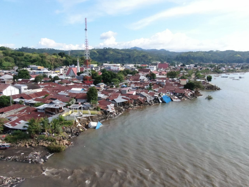 Pantauan visual wilayah terdampak abrasi pantai di Minahasa Selatan, Provinsi Sulawesi Utara, Jumat (17/6).