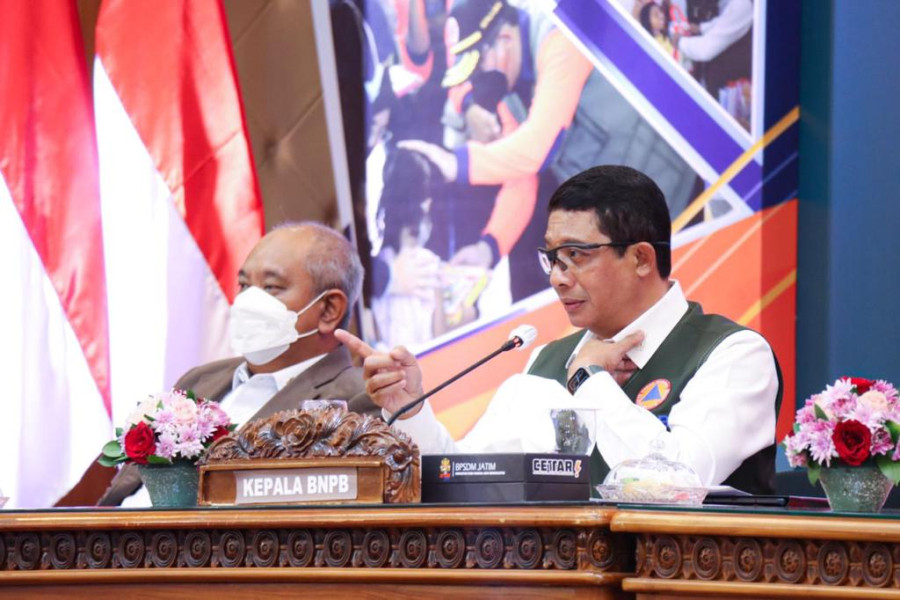 Kepala BNPB Letjen TNI Suharyanto (kanan) dan Sekretaris Utama BNPB Lilik Kurniawan pada kegiatan pelatihan kepemimpinan dalam penanggulangan bencana bagi pemerintah daerah dan ketua DPRD kabupaten/kota se-Provinsi Jawa Timur yang diselenggarakan di Kantor BPSDM Provinsi Jawa Timur, Selasa (2/11).