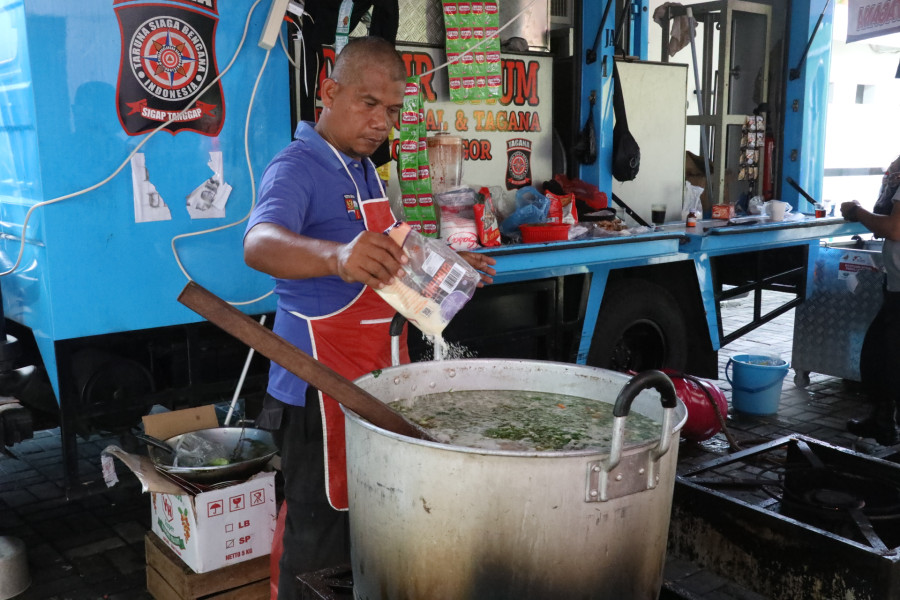 Salah satu tim dapur umum sedang memasak makanan untuk para pengungsi di Posko Pengungsian Kecamatan Bogor Tengah, Kota Bogor, Jawa Barat, Sabtu (22/10).