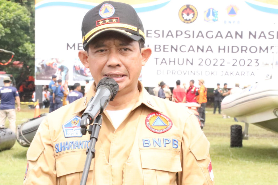 Kepala BNPB Letjen TNI Suharyanto saat memberikan keterangan pers kepada awak media setelah Apel Kesiapsiagaan di Lapangan Jambore, Depok, Jawa Barat, Rabu (9/11).