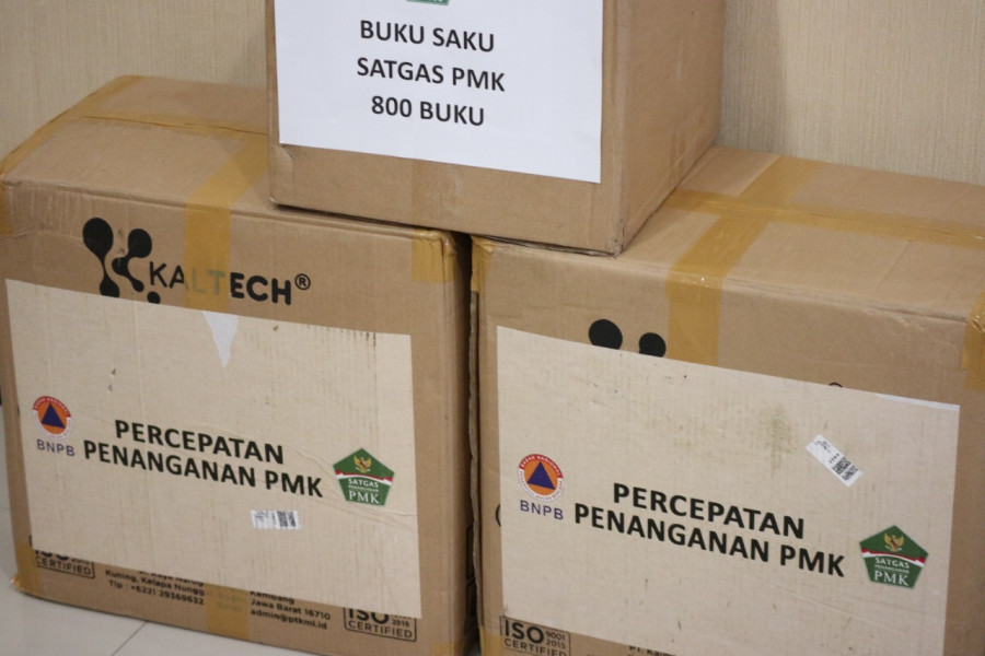 Bantuan berupa masing-masing 800 buku saku satgas PMK dan Alat Pelindung Diri (APD) untuk percepatan penanganan penanganan PMK kepada Provinsi Daerah Istimewa Yogyakarta dan Jawa Tengah.