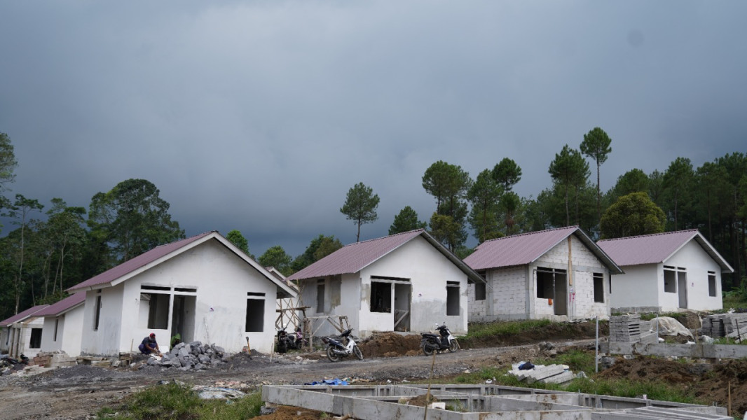 Progres  pembangunan Hunian Tetap (Huntap) dan Hunian Sementara (Huntara) di Desa Sumber Mujur, Lumajang, Jawa Timur, Kamis (31/3)