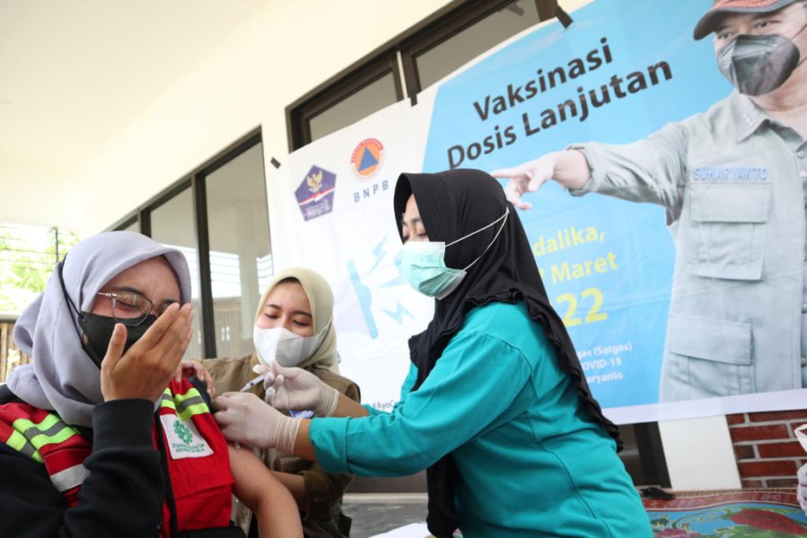 Vaksinator menyuntikkan vaksin COVID-19 kepada masyarakat peserta Percepatan Vaksinasi di Kantor Desa Kuta, Kecamatan Pujut, Lombok Tengah, Nusa Tenggara Barat, Minggu (13/3).