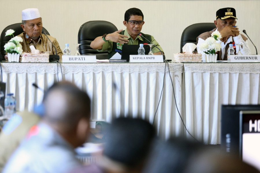 Kepala BNPB Letjen TNI Suharyanto (tengah) memberikan arahan dalam Rapat Monitoring dan Evaluasi Penanggulangan Bencana Alam Gempabumi di Pasaman Barat, Sumatera Barat, Minggu (16/10).