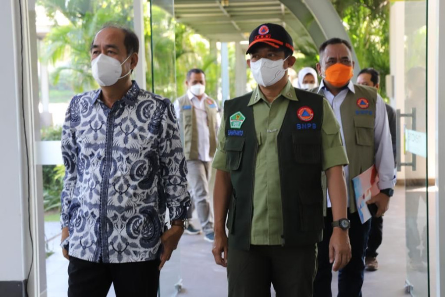Kepala BNPB Letjen TNI Suharyanto (tengah) didampingi Ketua Komisi VIII DPR RI Ashabul Kahfi (kiri) dan Deputi Bidang Rehabilitasi dan Rekonstruksi Jarwansyah saat tiba di Hotel Maxone, Kota Makassar, Provinsi Sulawesi Selatan, Jumat (19/8).