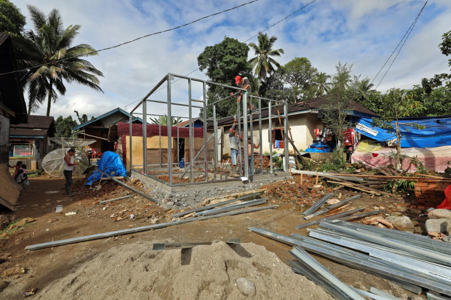 Pekerja menyelesaikan pembangunan hunian tetap bagi warga terdampak gempabumi Pasaman Barat di Nagari Kajai, Kampung Pasar Lama, Kecamatan Talamau, Kabupaten Pasaman Barat, Sumatera Barat Minggu (16/10).