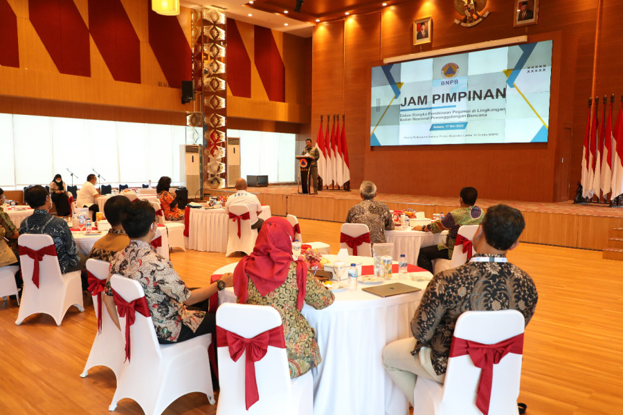 Kepala BNPB Letjen TNI Suharyanto memberikan arahan dalam kegiatan Pembinaan Pegawai di Lingkungan BNPB, Selasa (17/5), di Aula Dr. Sutopo Purwo Nugroho Graha BNPB, Jakarta.