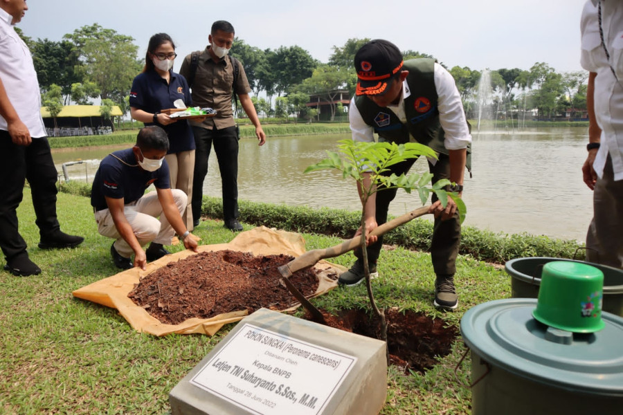 Kepala BNPB Letjen TNI Suharyanto S.Sos., M.M melakukan penanaman pohon di Kab. Serang, Prov. Banten, Selasa (28/6).