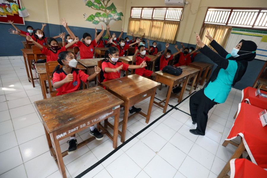 Siswa SD No.2 Tanjung Benoa melakukan kegiatan belajar seperti biasa di ruang kelas, Selasa (24/5).
