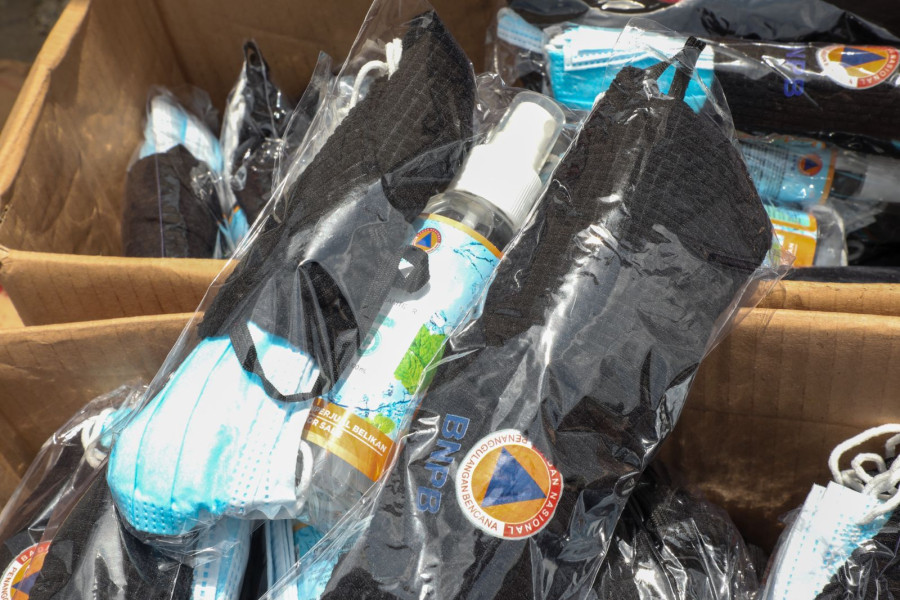 Paket protokol kesehatan (prokes) yang terdiri dari satu hand-sanitizer, empat lembar masker medis dan dua lembar masker kain yang dibagikan secara gratis di gate 1 sampai 3 Pertamina Mandalika International Street Circuit, Lombok Tengah, Nusa Tenggara Barat, Minggu (20/3).