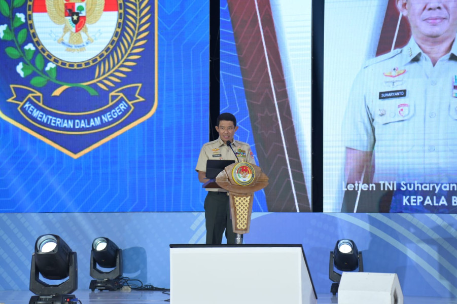 Kepala BNPB Letjen TNI Suharyanto saat menjadi pembicara pada Kuliah Umum dengan tema "Strategi Pencegahan dan Penanggulangan Bencana Nasional" di Kampus IPDN, Sumedang, Jawa Barat, Selasa (2/11).