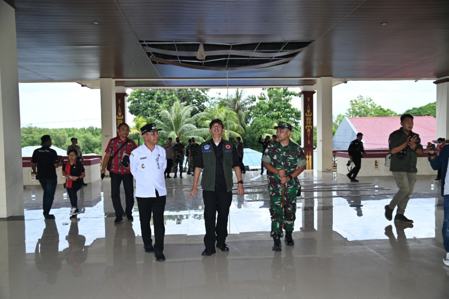 Kepala BNPB Letjen TNI Suharyanto beserta rombongan meninjau kondisi Lapangan Mandwriak yang terdampak gempabumi, Kamis (12/1).