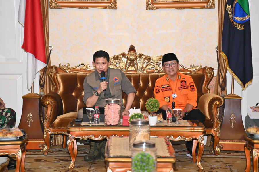 Kepala BNPB Letjen TNI Suharyanto (kemeja hijau dan rompi hijau) memberikan arahan kepada peserta Rapat Koordinasi yang dihelat di Pendopo Bupati Cianjur, Jawa Barat pada Selasa (31/1).