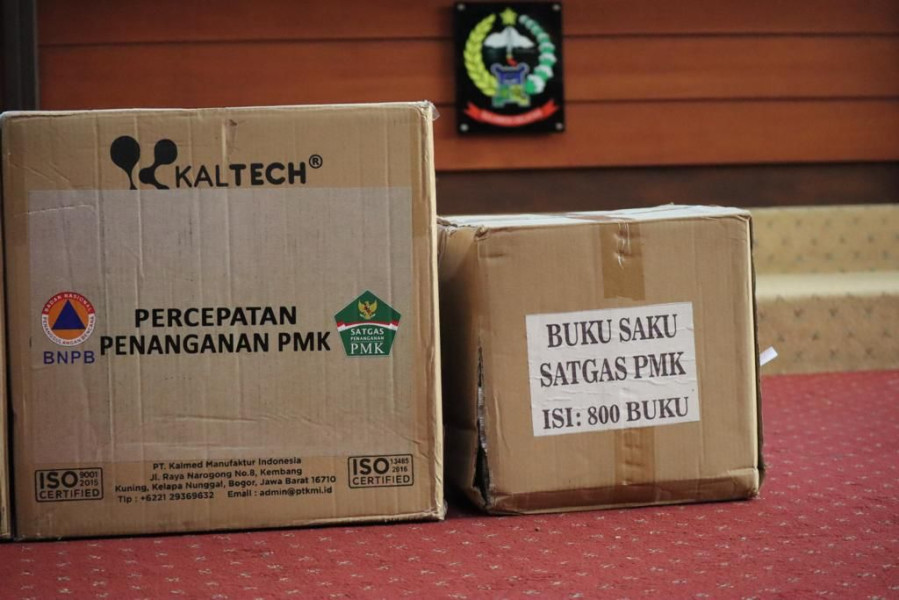 Bantuan untuk percepatan penanganan penyakit mulut dan kuku (PMK) di Sulawesi Selatan berupa alat pelindung diri (APD) dan buku saku Satgas PMK.