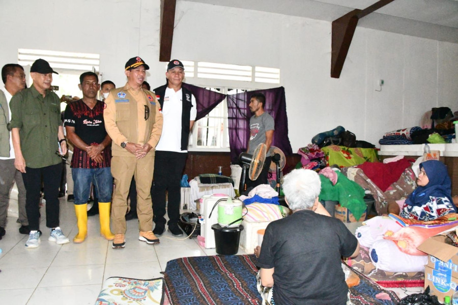 Kepala BNPB Letjen TNI Suharyanto (rompi cokelat) berinteraksi dan memberikan motivasi kepada warga yang mengungsi di Gedung Nasional, Kota Kualasimpang, Aceh Tamiang, Provinsi Aceh, Selasa (8/11).