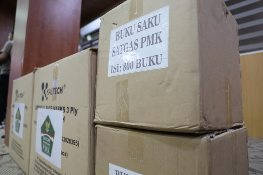 Dukungan bantuan sebanyak 800 buku saku Satuan Tugas Penyakit Mulut dan Kuku (PMK) serta Alat Pelindung Diri (APD) untuk percepatan penanganan PMK di wilayah Aceh.