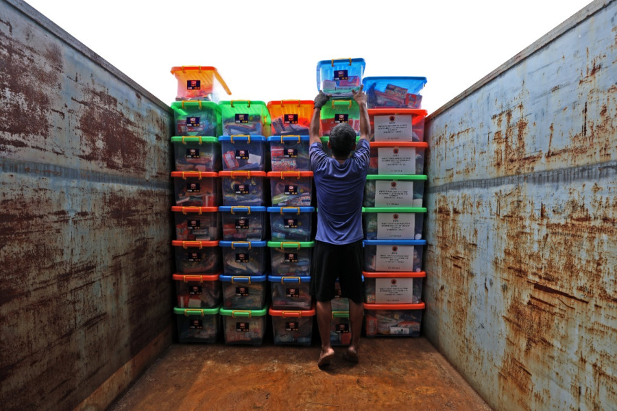 Pekerja menyusun kotak hygiene kit di gudang logistik dan peralatan milik BNPB, BRG Kelapa Gading, Jakarta Timur, Jumat (23/9).