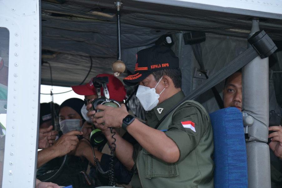 Kepala BNPB Letjen TNI Suharyanto bertolak ke Kabupaten Cianjur menggunakan helikopter dari Lanud Halim Perdana Kusuma, Jakarta, Selasa (22/11).