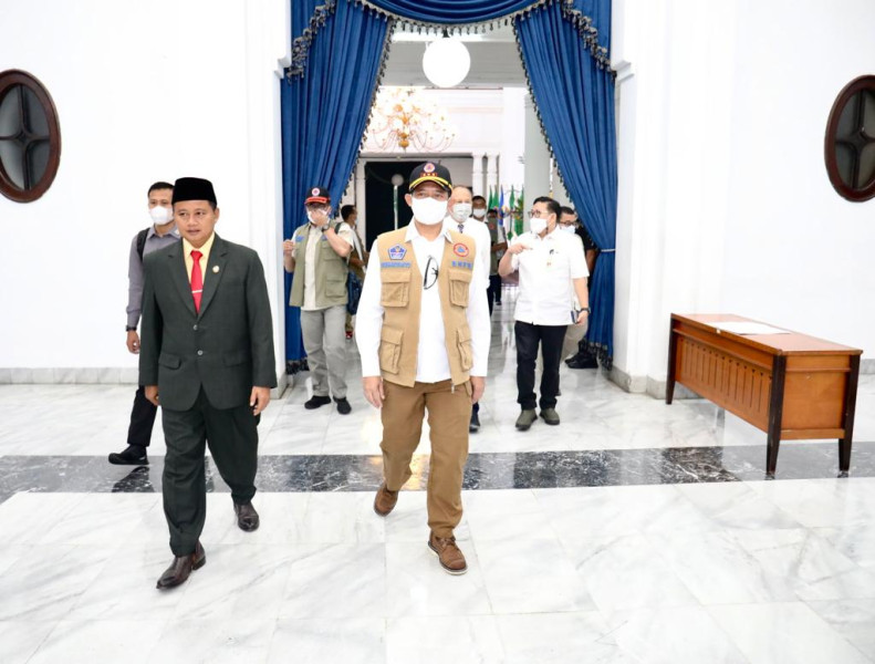 Kepala BNPB/Ketua Satgas Penanganan PMK Letjen TNI Suharyanto (tengah dengan rompi) tiba di Gedung Sate, Bandung, Jawa Barat, Jumat (29/7).