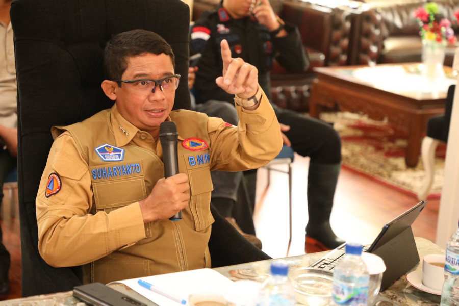 Kepala BNPB Letjen TNI Suharyanto, S.Sos., M.M memberikan arahan terkait penanganan darurat bencana banjir  Aceh Tamiang di Pendopo Kantor Bupati Aceh Tamiang, Kabupaten Aceh Tamiang, Provinsi Aceh, Selasa (8/11).