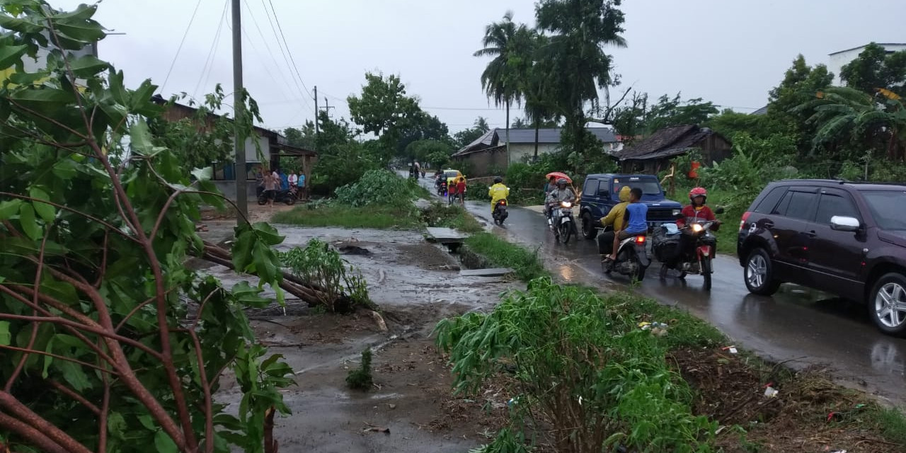 Dua Warga Meninggal Dunia dan Ratusan Rumah Rusak Akibat Angin Puting Beliung di Lampung