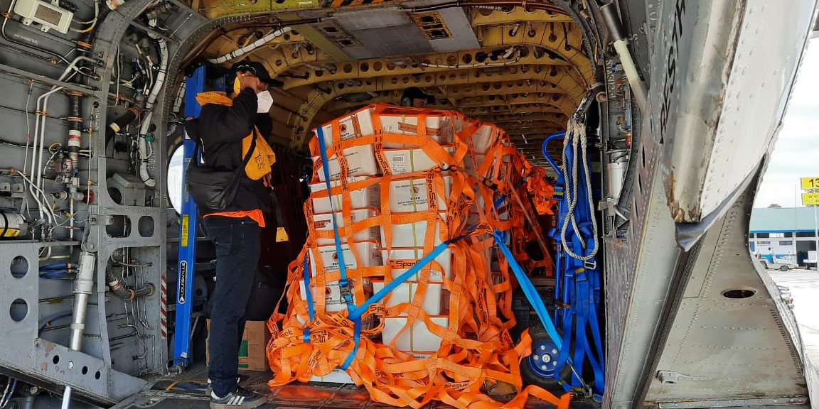 Chinook BNPB Efektifkan Pengiriman Logistik Penanganan Darurat Erupsi Ili Lewotolok
