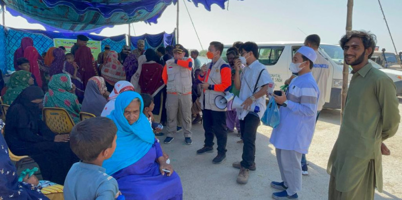 Edukasi Kesehatan Masyarakat di Pos Pengungsian Korban Banjir Pakistan