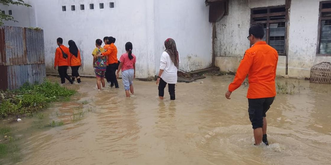 BPBD Kota Solok Distribusikan Bantuan Makanan kepada Warga Terdampak Banjir