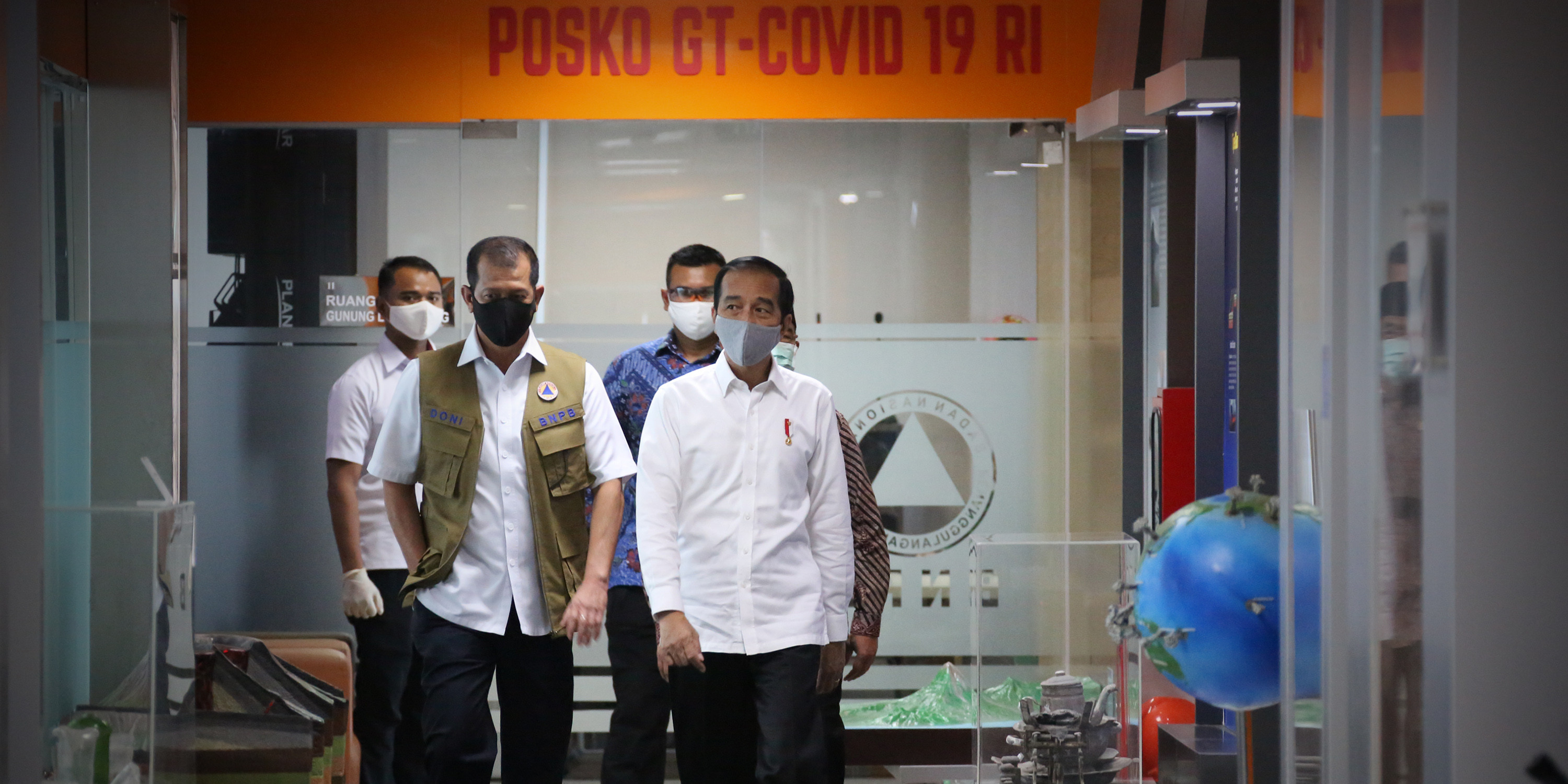 Presiden Jokowi Berkunjung ke Markas Gugus Tugas Nasional