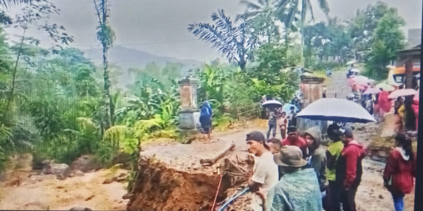 Sebuah Jembatan Penghubung Amblas Setelah Hujan Deras Mengguyur Kabupaten Cianjur