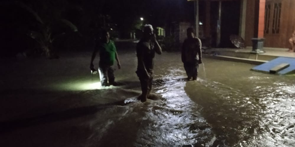 Banjir Surut, Warga Kecamatan Tambakrejo Bersihkan Sisa Material Pasca Kejadian
