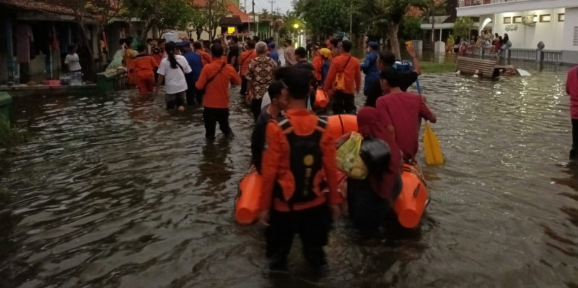 Sepanjang Pantura Jawa Tengah Dilanda Banjir Rob dan Gelombang Pasang