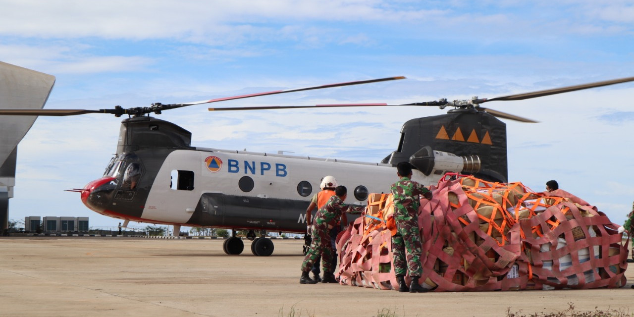 Keahlian dan Kecepatan dengan Helikopter Chinook Kirim Bantuan Korban Gempa Sulbar