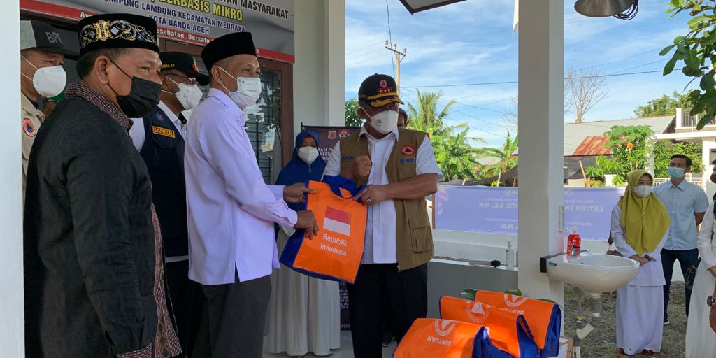 Berkunjung ke Posko PPKM Gampong Lambung, Kepala BNPB Sampaikan Pesan Syarat Isoman Warga Terpapar Covid-19