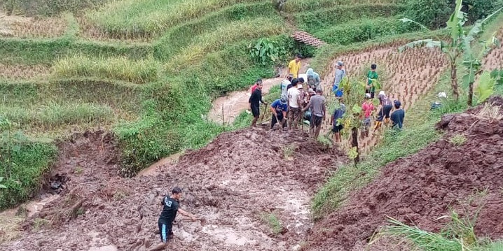 Seorang Warga Menjadi Korban Tebing Longsor di Kabupaten Bandung