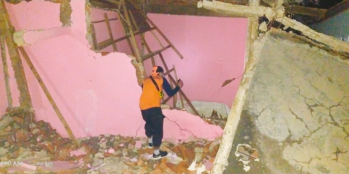Puluhan Warga Mengungsi Akibat Tanah Longsor di Cikarang Selatan Bekasi